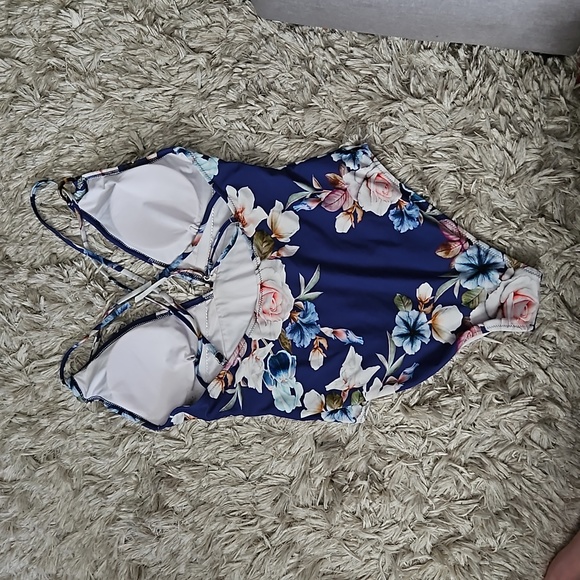 Floral Cupshe one piece bathing suit - Picture 3 of 5
